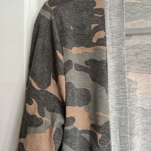 Magic Fit Women’s Camo Cardigan - Picture 2 of 5